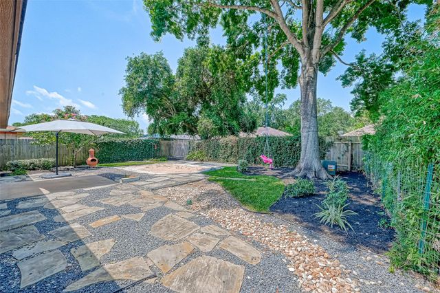 311 Baycrest Drive, League City, TX 77573