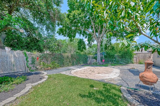 311 Baycrest Drive, League City, TX 77573