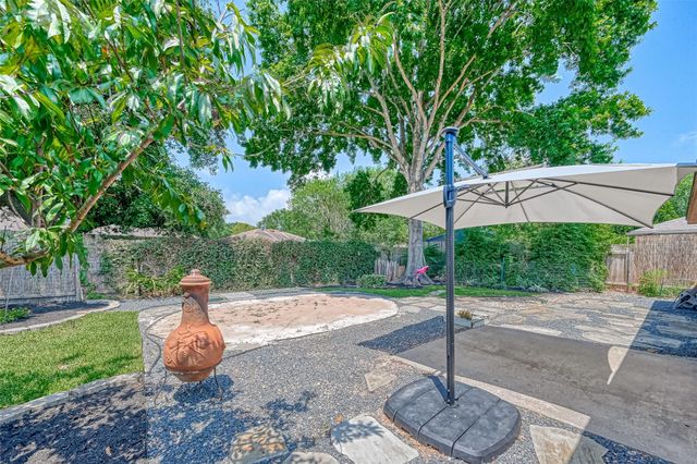 311 Baycrest Drive, League City, TX 77573