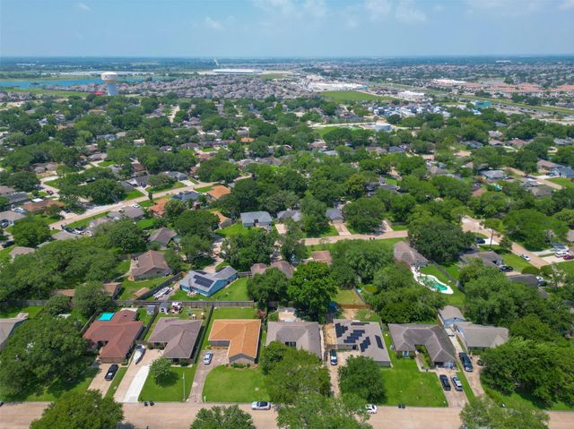 311 Baycrest Drive, League City, TX 77573