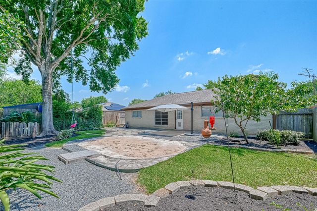 311 Baycrest Drive, League City, TX 77573