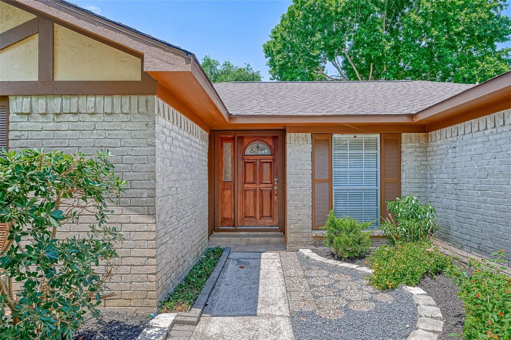 311 Baycrest Drive, League City, TX 77573