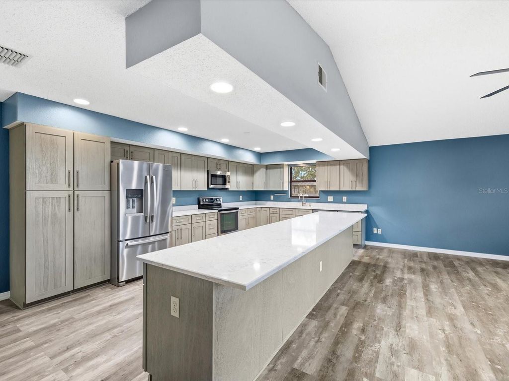 Image 10 of property listing at 2089 DANFORTH ROAD, Spring Hill, FL 34608