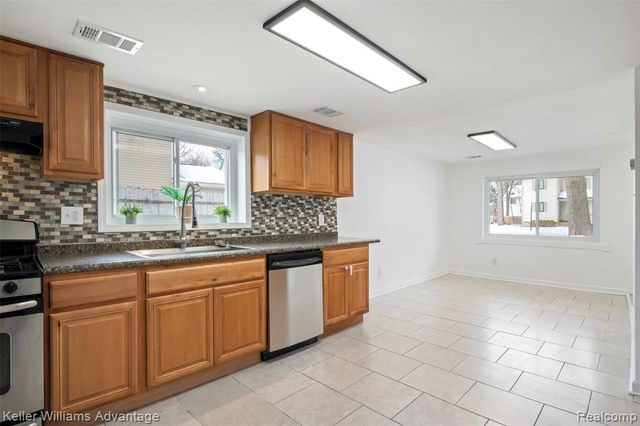 1345 Hendricks Way, Waterford, MI 48328