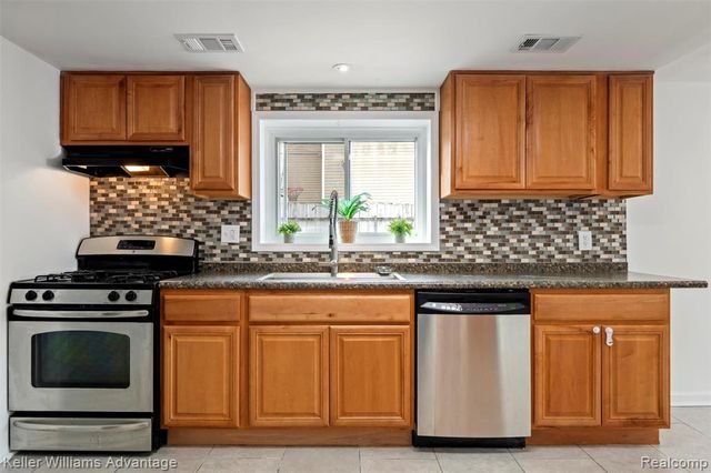 1345 Hendricks Way, Waterford, MI 48328