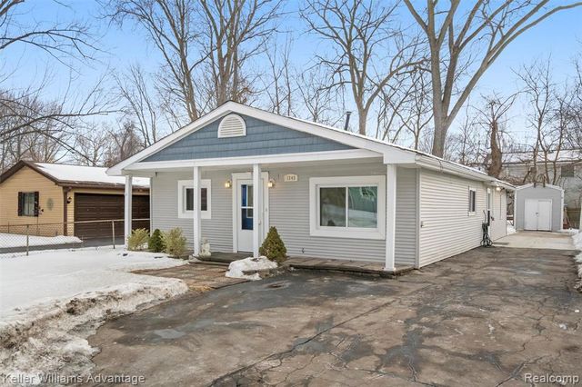 1345 Hendricks Way, Waterford, MI 48328