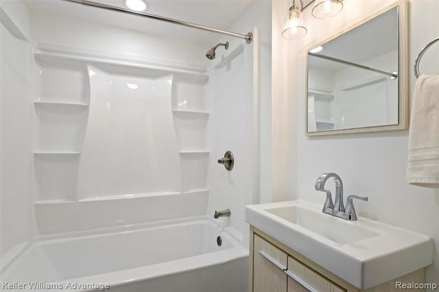 1345 Hendricks Way, Waterford, MI 48328