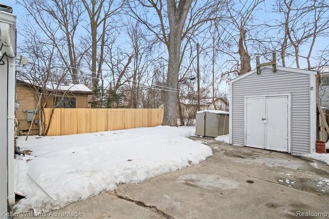 1345 Hendricks Way, Waterford, MI 48328