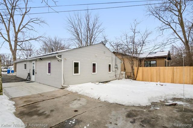 1345 Hendricks Way, Waterford, MI 48328