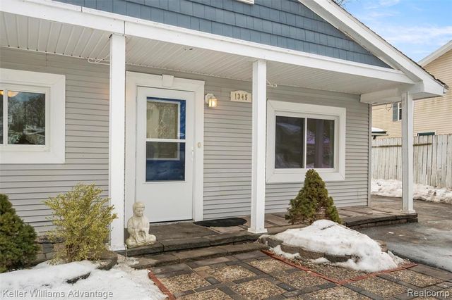 1345 Hendricks Way, Waterford, MI 48328