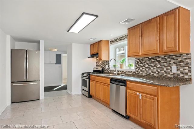 1345 Hendricks Way, Waterford, MI 48328