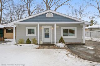 1345 Hendricks Way, Waterford, MI 48328