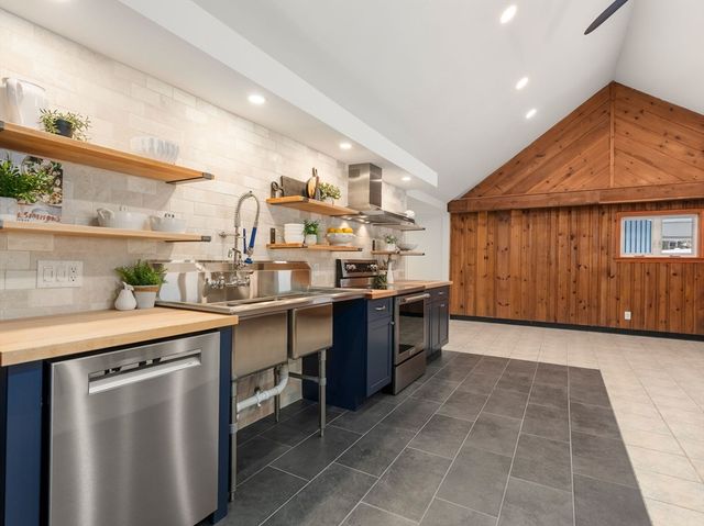 241 Mashapaug Rd, Holland, MA 01521