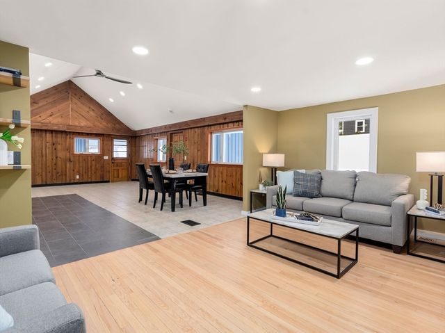 241 Mashapaug Rd, Holland, MA 01521