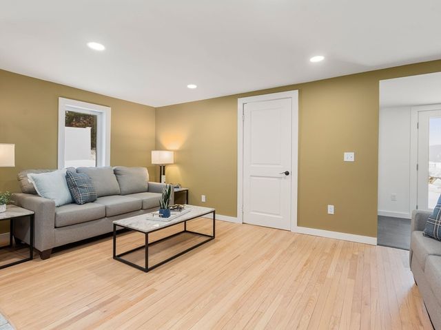 241 Mashapaug Rd, Holland, MA 01521