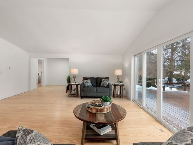 241 Mashapaug Rd, Holland, MA 01521