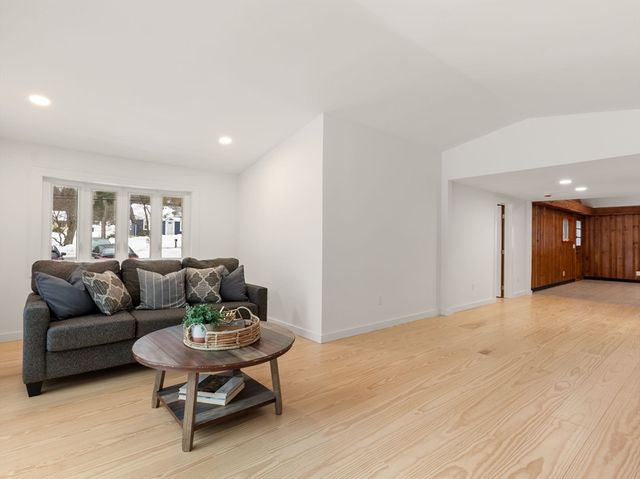 241 Mashapaug Rd, Holland, MA 01521