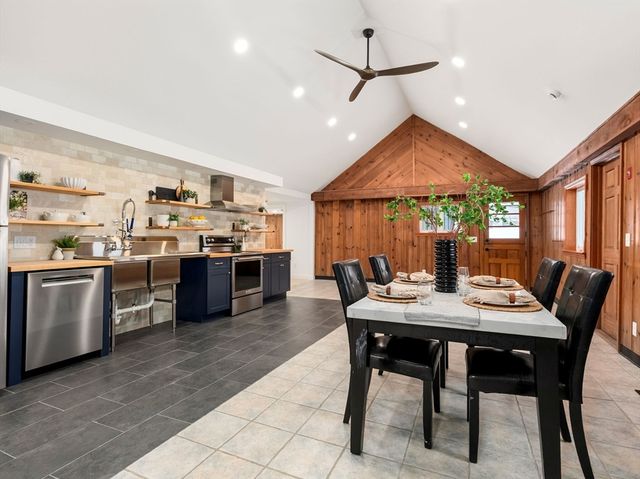 241 Mashapaug Rd, Holland, MA 01521