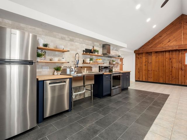 241 Mashapaug Rd, Holland, MA 01521