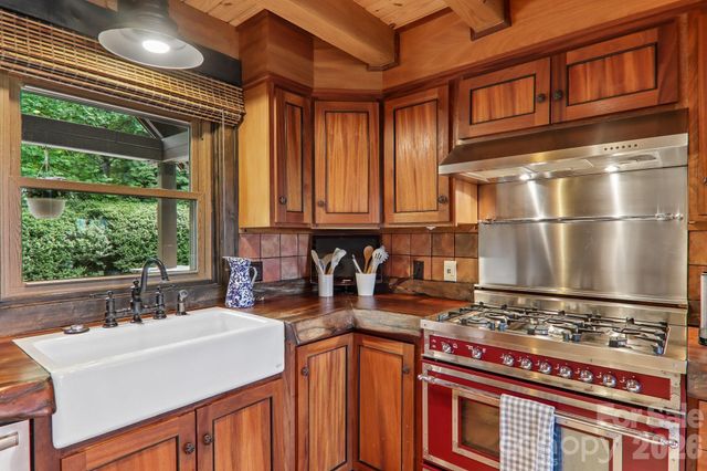 1072 Corsica Lane, Saluda, NC 28773