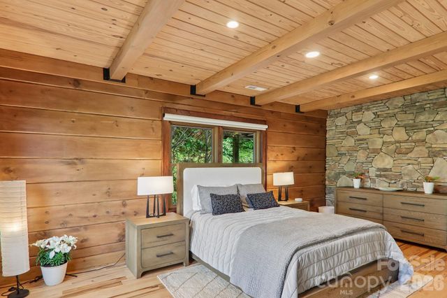 1072 Corsica Lane, Saluda, NC 28773