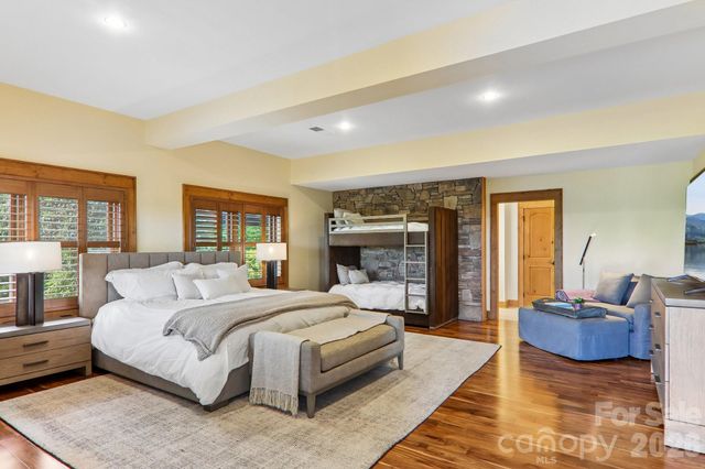 1072 Corsica Lane, Saluda, NC 28773