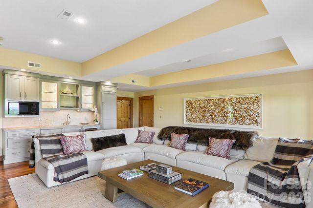 1072 Corsica Lane, Saluda, NC 28773