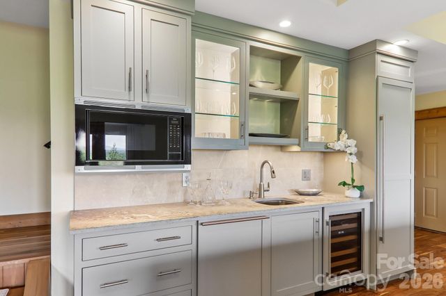 1072 Corsica Lane, Saluda, NC 28773