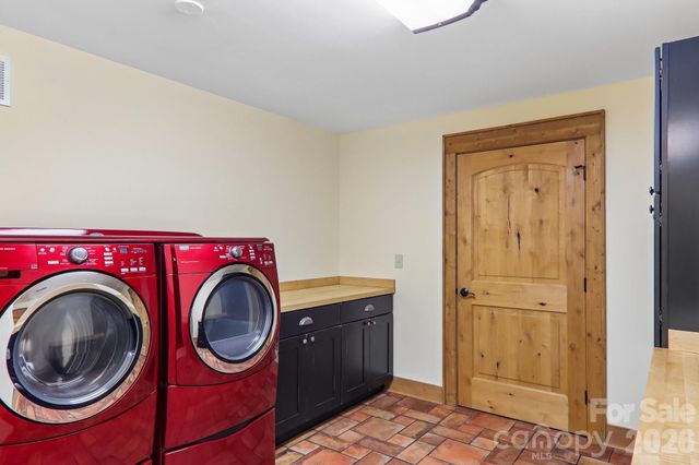 1072 Corsica Lane, Saluda, NC 28773
