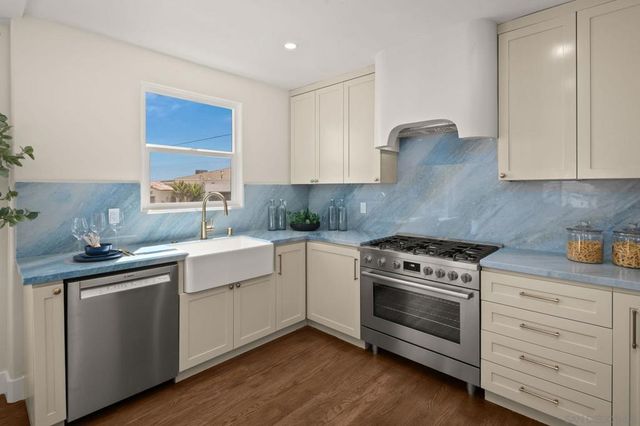 3911 California, San Diego, CA 92110