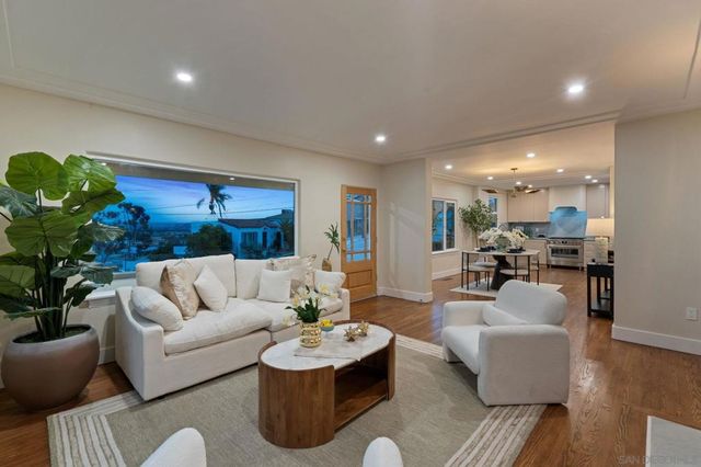 3911 California, San Diego, CA 92110
