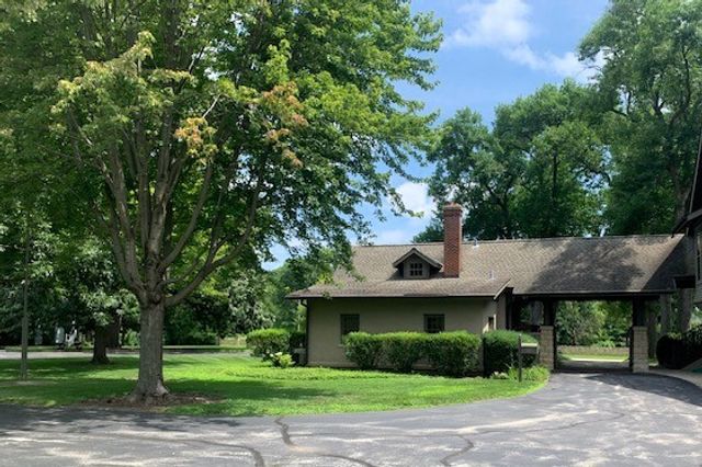 1516 S Batavia Avenue, Geneva, IL 60134
