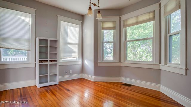 2805 Klondike Ln, Louisville, KY 40218