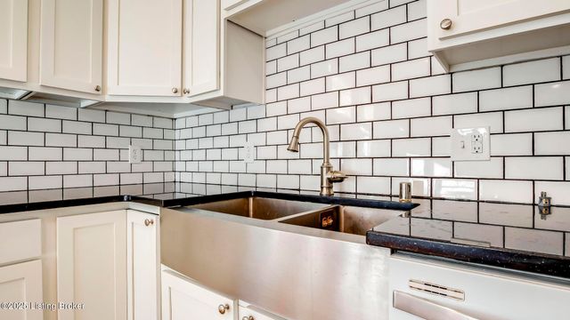 2805 Klondike Ln, Louisville, KY 40218