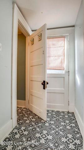 2805 Klondike Ln, Louisville, KY 40218