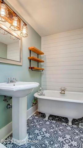 2805 Klondike Ln, Louisville, KY 40218