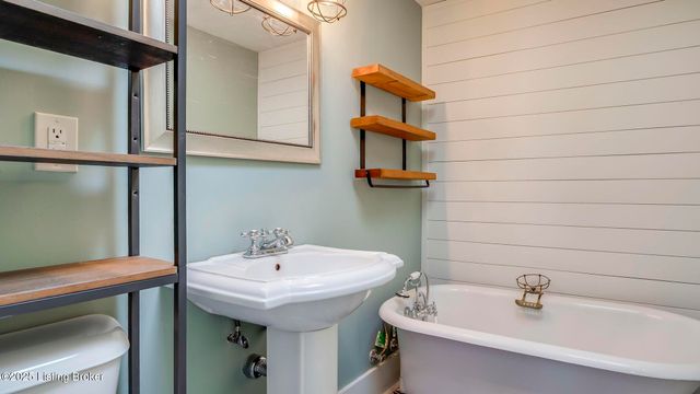 2805 Klondike Ln, Louisville, KY 40218