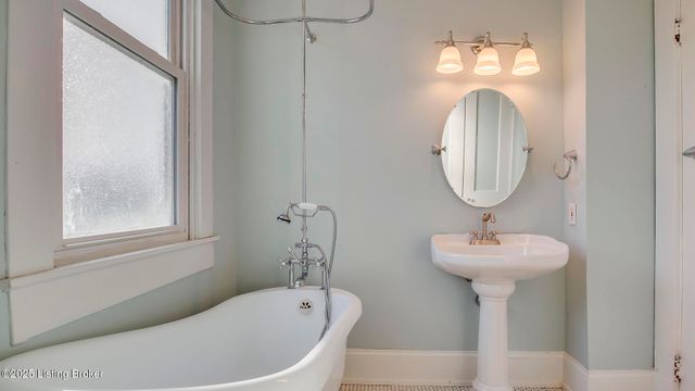 2805 Klondike Ln, Louisville, KY 40218