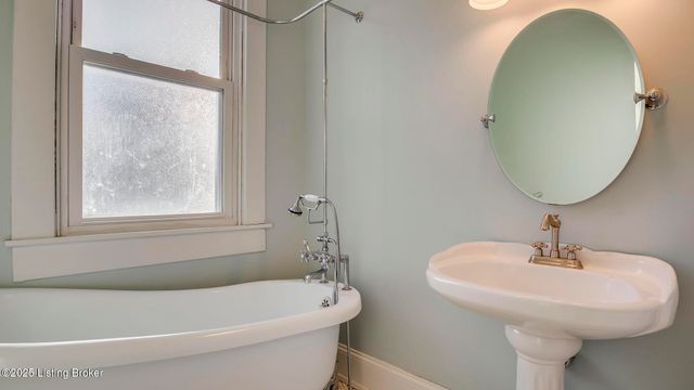 2805 Klondike Ln, Louisville, KY 40218