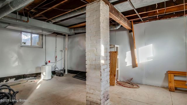 2805 Klondike Ln, Louisville, KY 40218