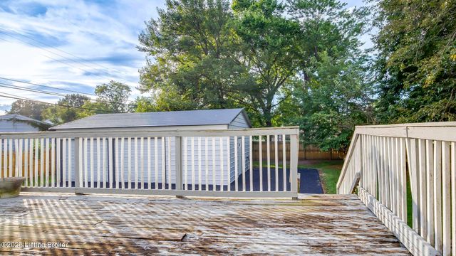 2805 Klondike Ln, Louisville, KY 40218