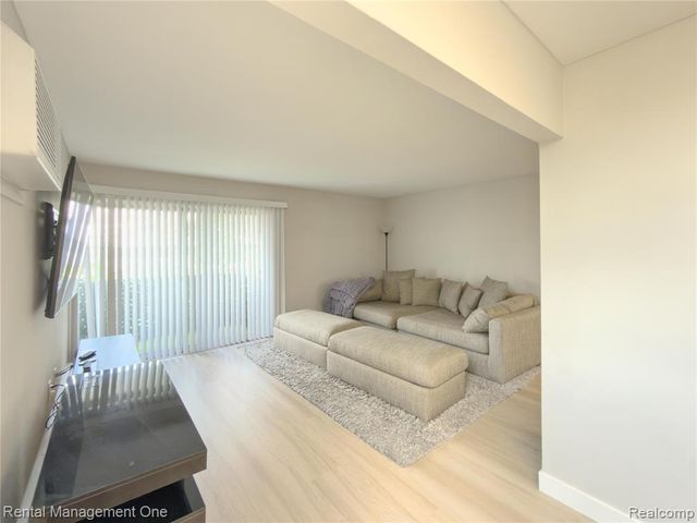 1603 Cass Lake Road D unit, Keego Harbor, MI 48320