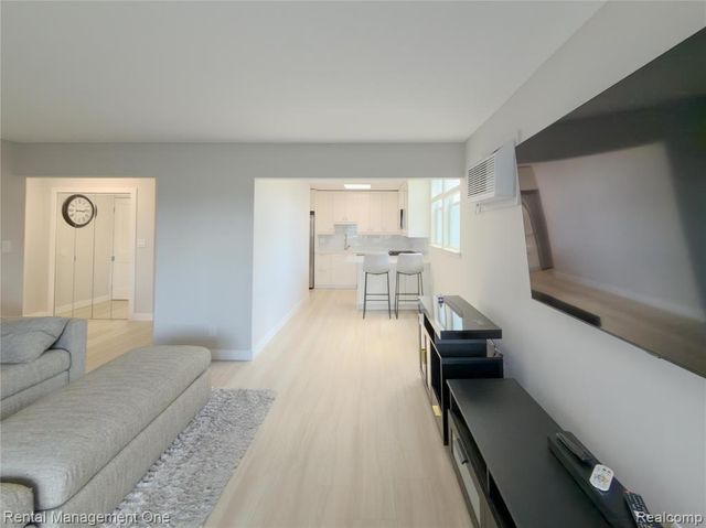 1603 Cass Lake Road D unit, Keego Harbor, MI 48320