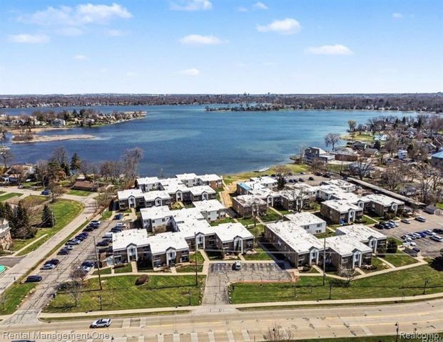 1603 Cass Lake Road D unit, Keego Harbor, MI 48320