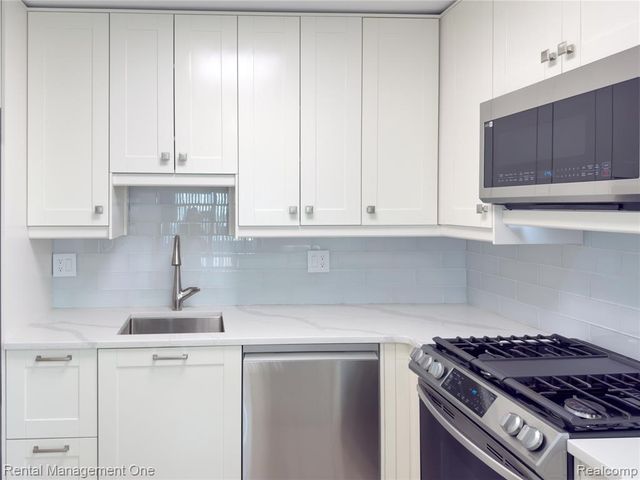 1603 Cass Lake Road D unit, Keego Harbor, MI 48320