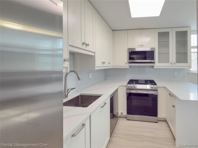 1603 Cass Lake Road D unit, Keego Harbor, MI 48320