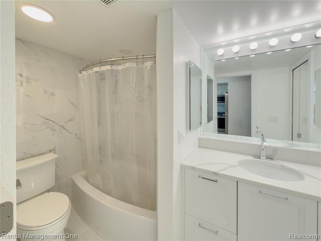 1603 Cass Lake Road D unit, Keego Harbor, MI 48320