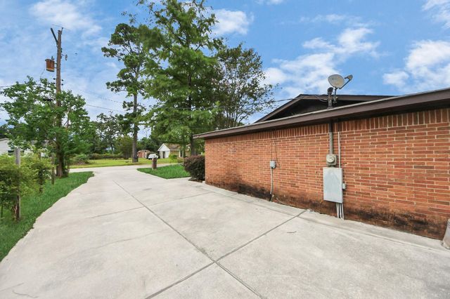 607 Airline Drive, Conroe, TX 77301