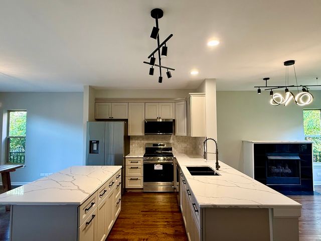 1333 N Burling Street B, Chicago, IL 60610