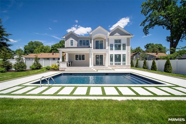 92 Oliver Road, Paramus, NJ 07652